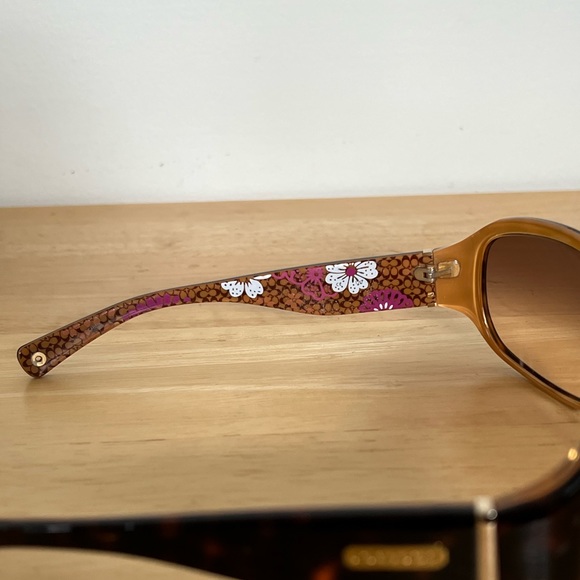 Coach sunglasses with case and cleaning cloth - Picture 5 of 6